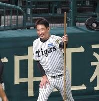 　練習中に笑顔を見せる岩崎