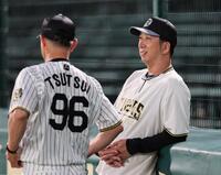 　筒井コーチと話をする藤川監督（撮影・田中太一）