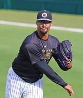 　キャッチボールをして調整するデュプランティエ（撮影・立川洋一郎）