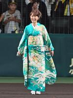 　国歌独唱を務め笑顔を見せる丘みどり（撮影・立川洋一郎）