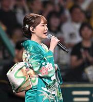 　国歌独唱する丘みどり（撮影・西田忠信）