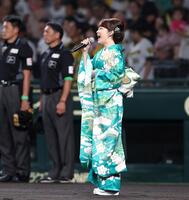 　国歌独唱する丘みどり（撮影・北村雅宏）