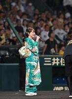 　国歌独唱する丘みどり（撮影・西田忠信）