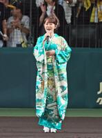 　国歌を独唱する丘みどり（撮影・立川洋一郎）