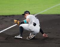 　１回、佐藤輝は山本の打球を捕球し一塁でアウトにする（撮影・山口登）