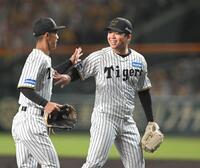 　１回、ピンチをしのぎ笑顔でベンチへ戻る村上（撮影・飯室逸平）