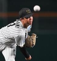 　１回、力投する先発の村上（撮影・飯室逸平）