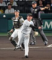 　１回、桑原のバントを処理し、一走・蝦名をアウトにする村上（撮影・立川洋一郎）