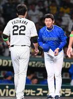 　試合前、メンバー表を交換する三浦（右）、藤川両監督