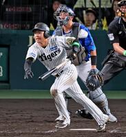 　５回、右前打を放つ中川（撮影・立川洋一郎）