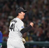 　５回、ピンチを無失点で切り抜け、拳を握る村上（撮影・北村雅宏）