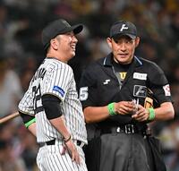 　５回を終え、選手交代を告げる藤川監督（撮影・西田忠信）