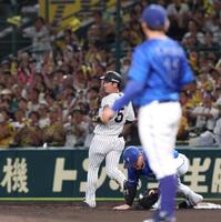 　６回、内野安打を放った近本（５）＝撮影・北村雅宏
