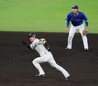 　６回、三塁盗塁を決める近本（撮影・山口登）