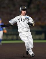 　６回、三盗に成功する二走・近本（撮影・北村雅宏）