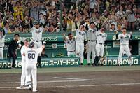 　６回、小野寺（６０）の適時打で２点目が入り沸き上がる阪神ベンチ（撮影・立川洋一郎）