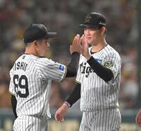 　７回、石井をハイタッチで迎える及川（撮影・飯室逸平）