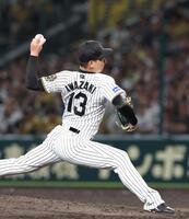 　９回から登板する岩崎（撮影・北村雅宏）