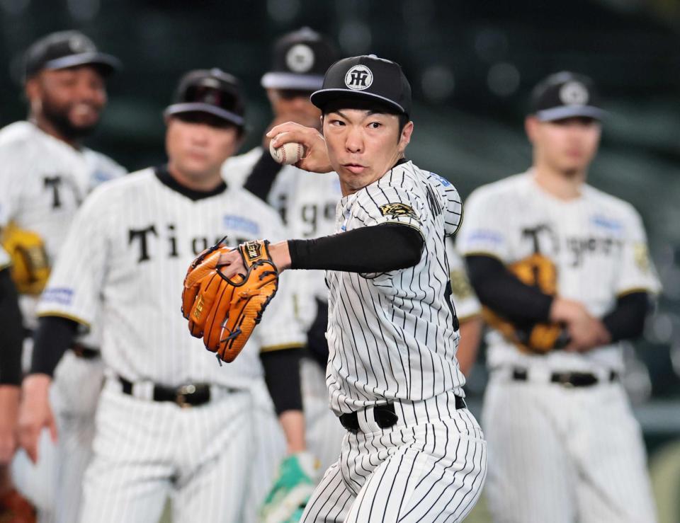 　けん制の練習をする石井（撮影・田中太一）