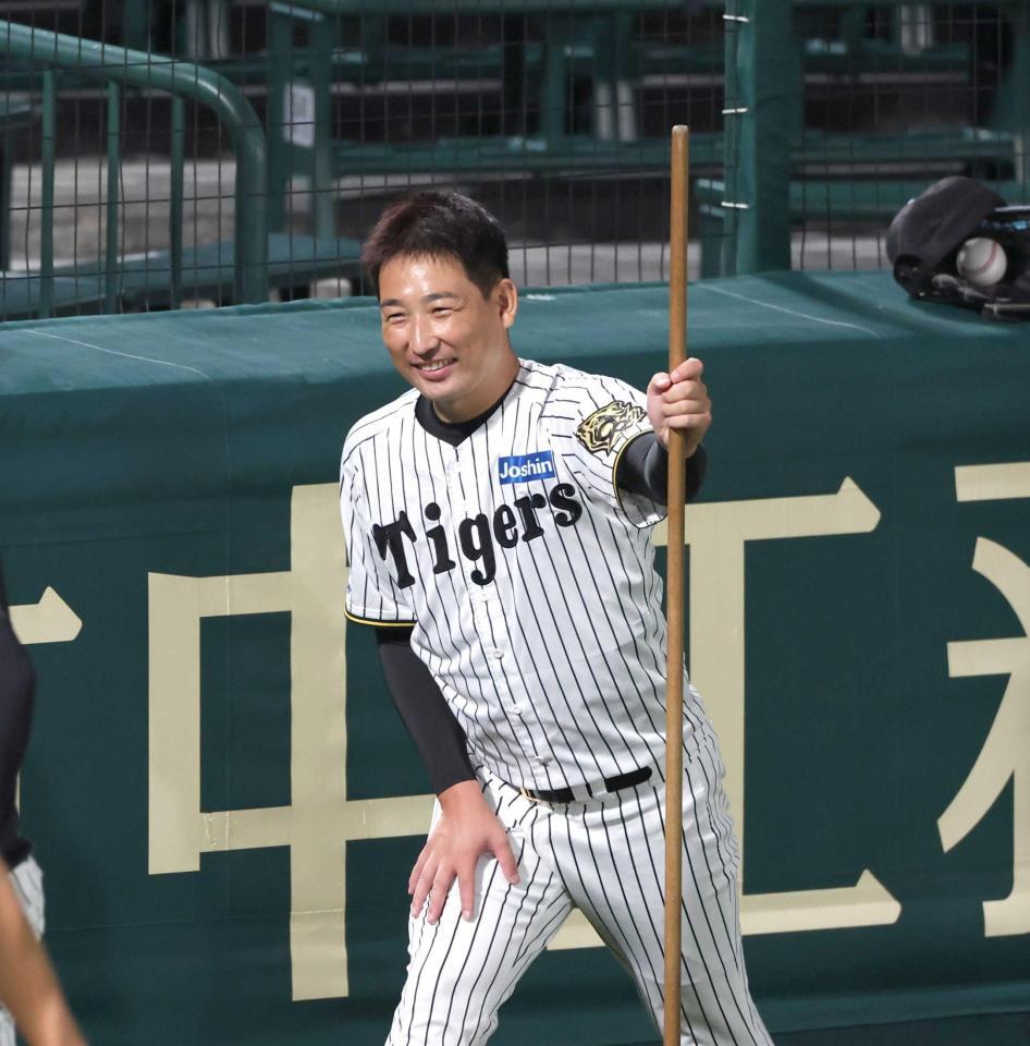 　練習中に笑顔を見せる岩崎