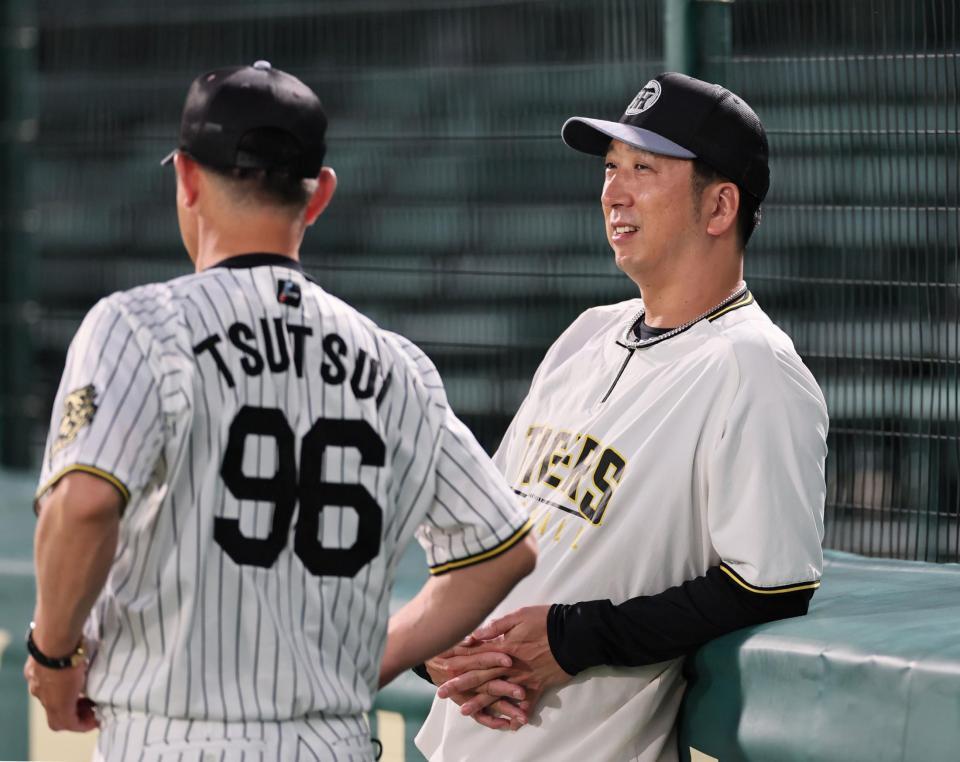 　筒井コーチと話をする藤川監督（撮影・田中太一）