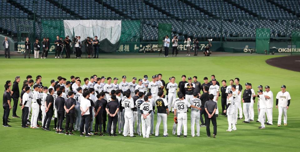 　練習前、円陣を組む阪神ナイン（撮影・北村雅宏）