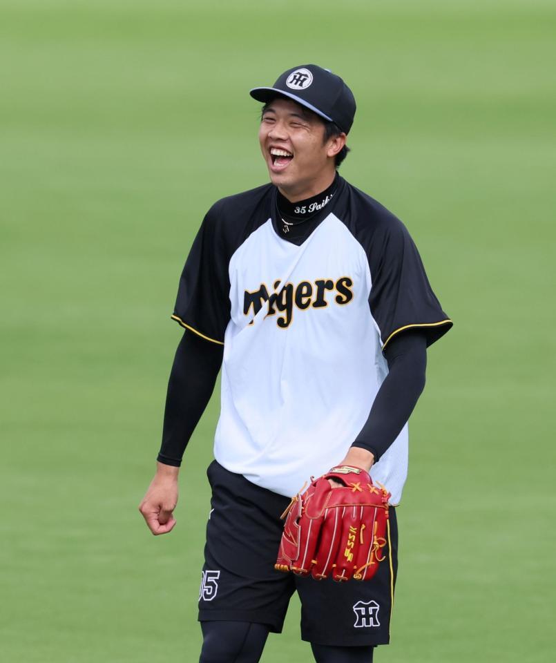 　笑顔を見せてキャッチボールをする才木（撮影・立川洋一郎）