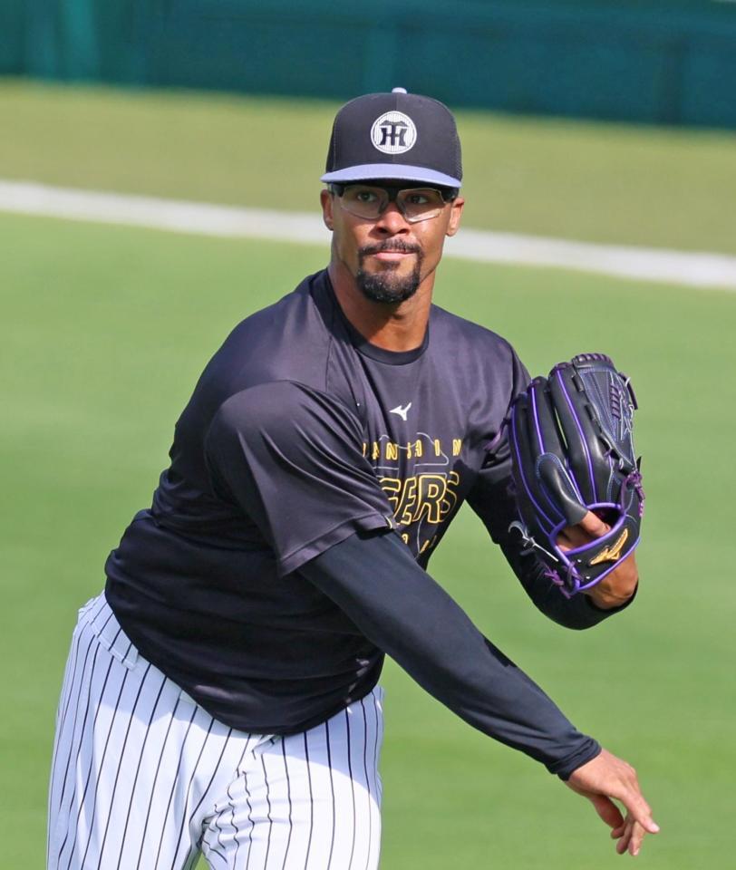 　キャッチボールをして調整するデュプランティエ（撮影・立川洋一郎）