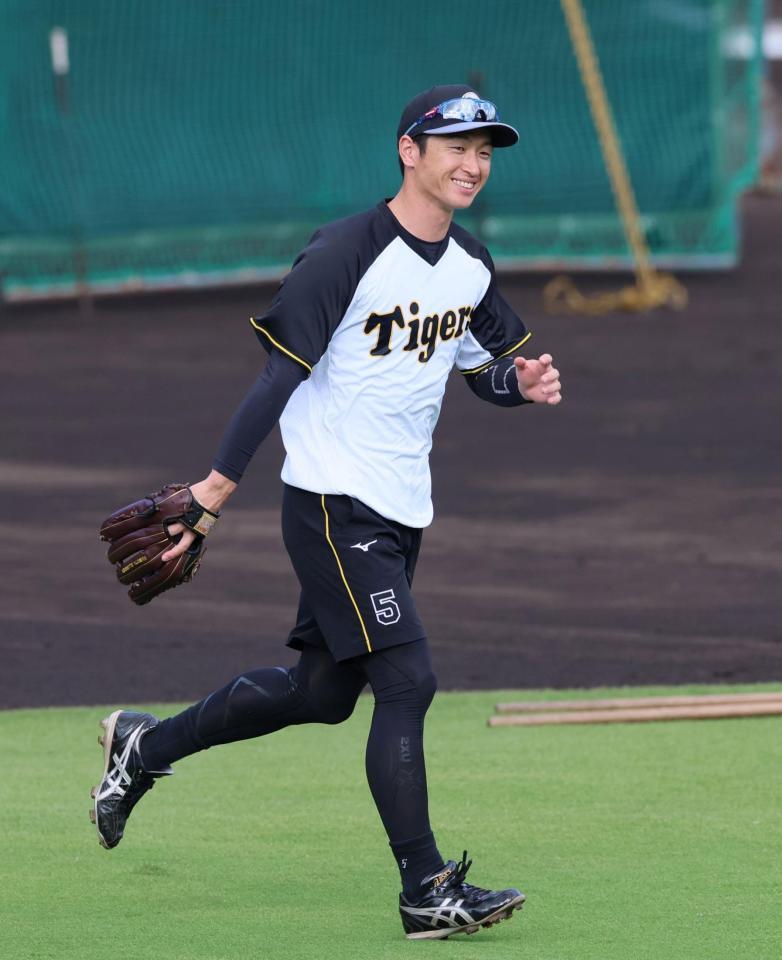 　笑顔を見せ守備位置へ向かう近本（撮影・立川洋一郎）