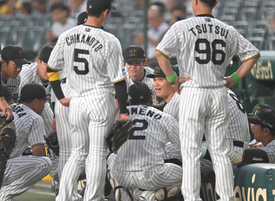 　試合前の円陣で声出しする森下（撮影・飯室逸平）