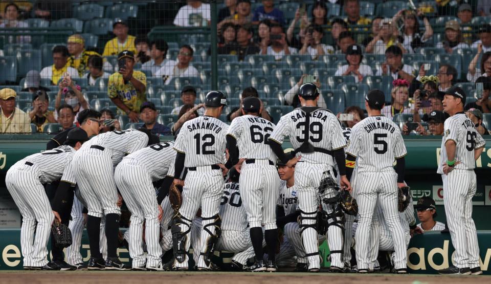 　試合前、円陣を組む阪神ナイン（撮影・北村雅宏）