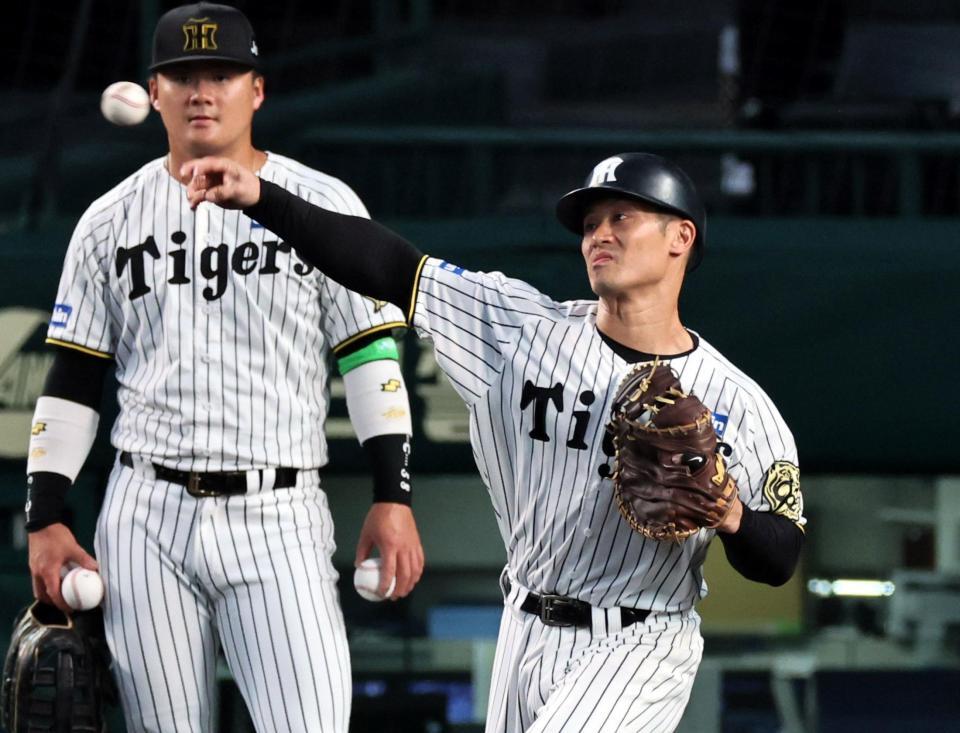 　シートノックで送球する坂本（撮影・田中太一）