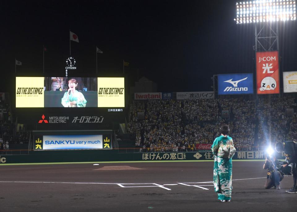 　国歌独唱する丘みどり（撮影・飯室逸平）