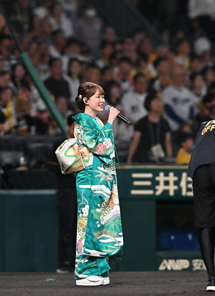 　国歌独唱する丘みどり（撮影・西田忠信）