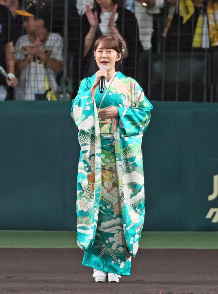 　国歌を独唱する丘みどり（撮影・立川洋一郎）