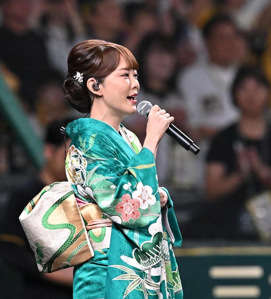 　国歌独唱する丘みどり（撮影・西田忠信）