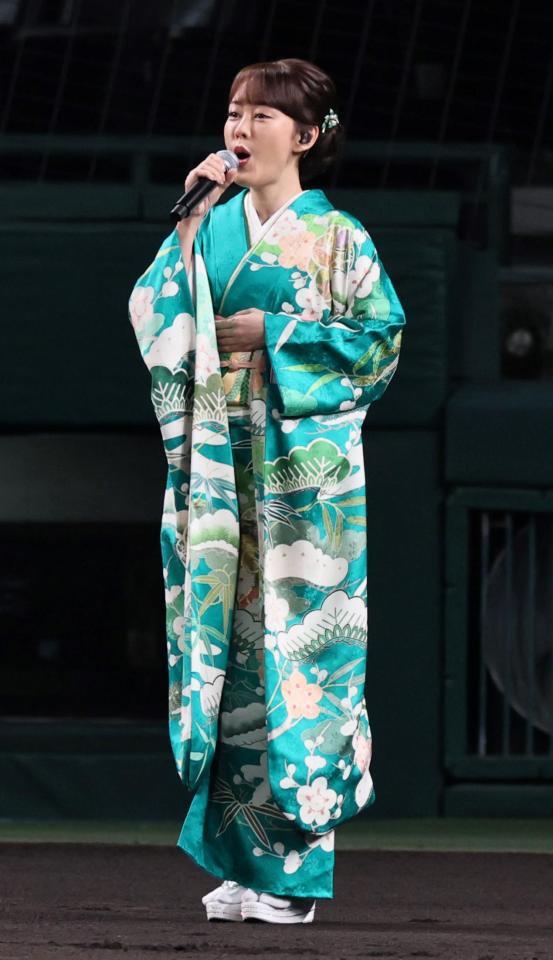 　国歌独唱する丘みどり（撮影・田中太一）