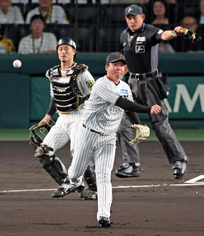 　１回、桑原のバントを処理し、一走・蝦名をアウトにする村上（撮影・立川洋一郎）