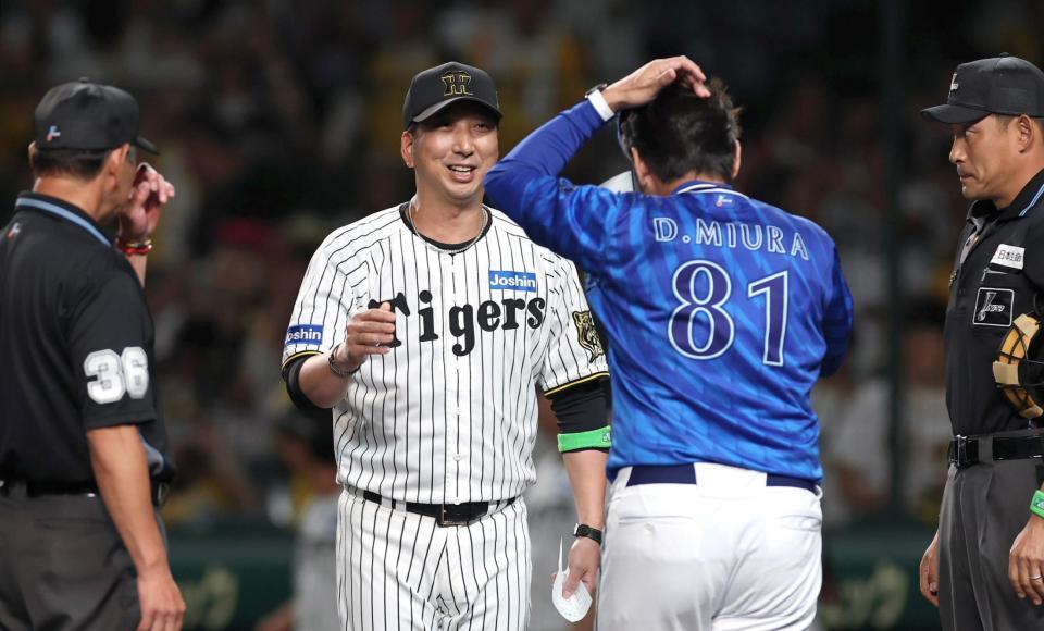 　メンバー表交換時、笑顔を見せる藤川監督（中央左）＝撮影・北村雅宏