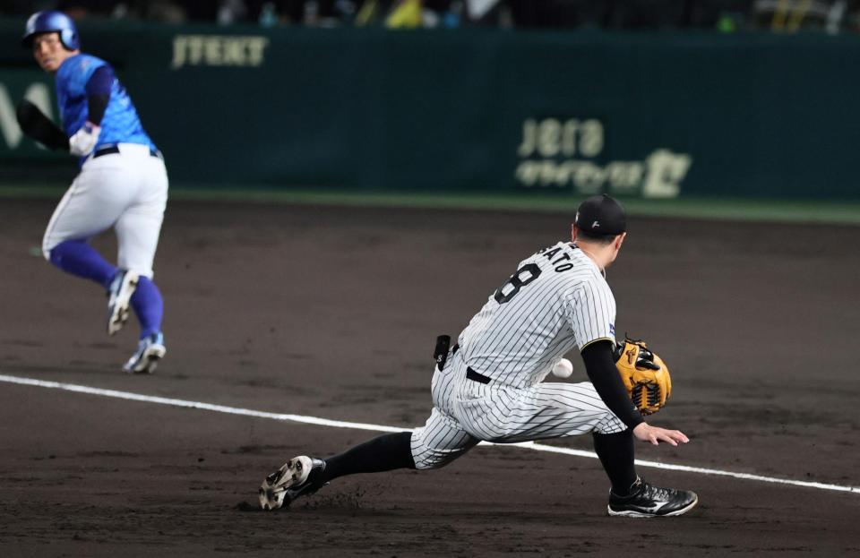 　１回、山本の打球を好捕する佐藤輝（撮影・田中太一）