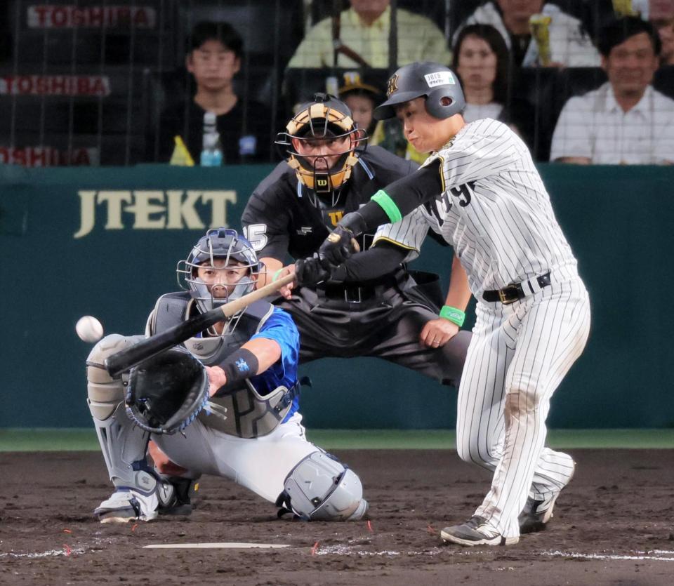 　５回、右前打を放つ中川