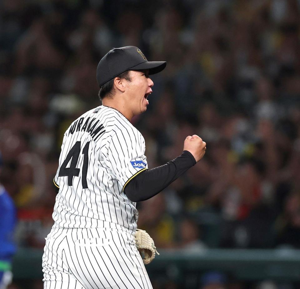 　５回、ピンチを無失点で切り抜け、拳を握る村上（撮影・北村雅宏）