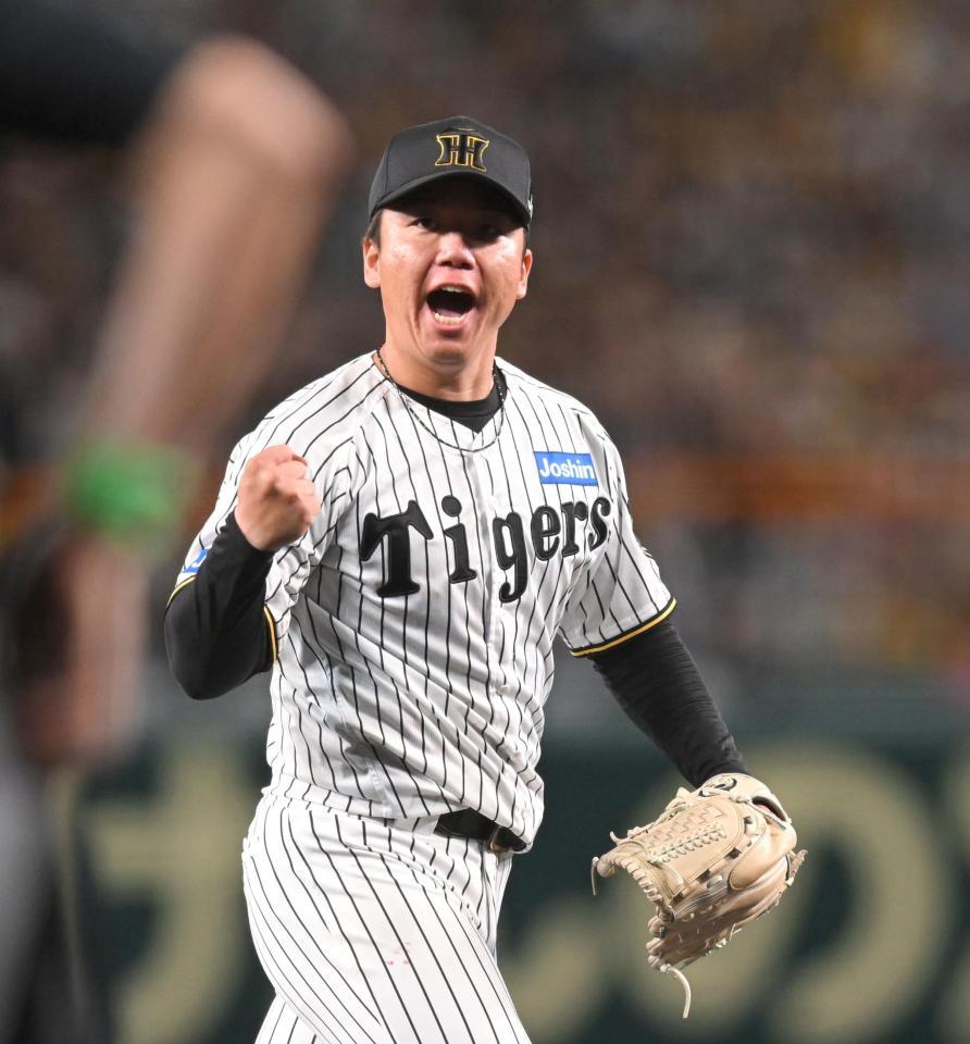 　５回、ガッツポーズする村上（撮影・飯室逸平）