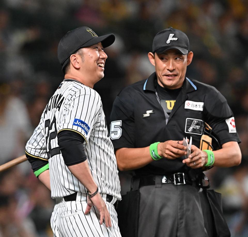 　５回を終え、選手交代を告げる藤川監督（撮影・西田忠信）