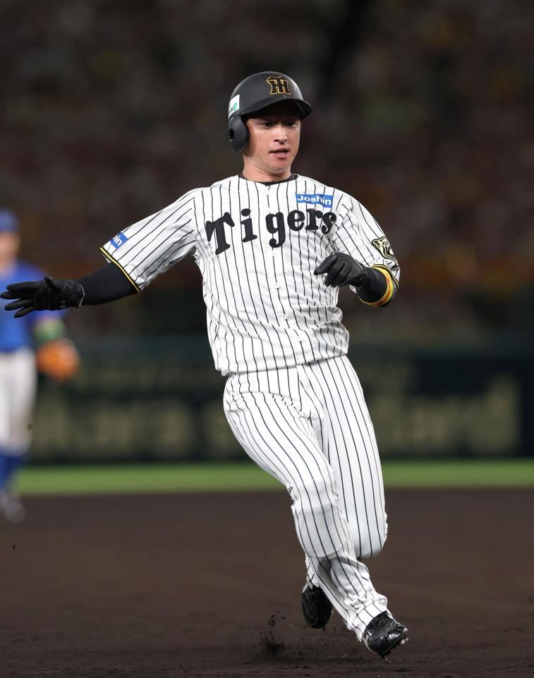 　６回、三盗に成功する二走・近本（撮影・北村雅宏）