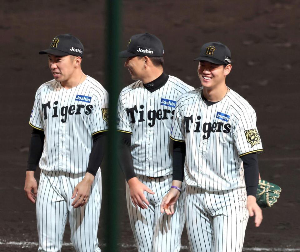 　試合終了し笑顔を見せる（左から）石井、岩崎、及川（撮影・山口登）