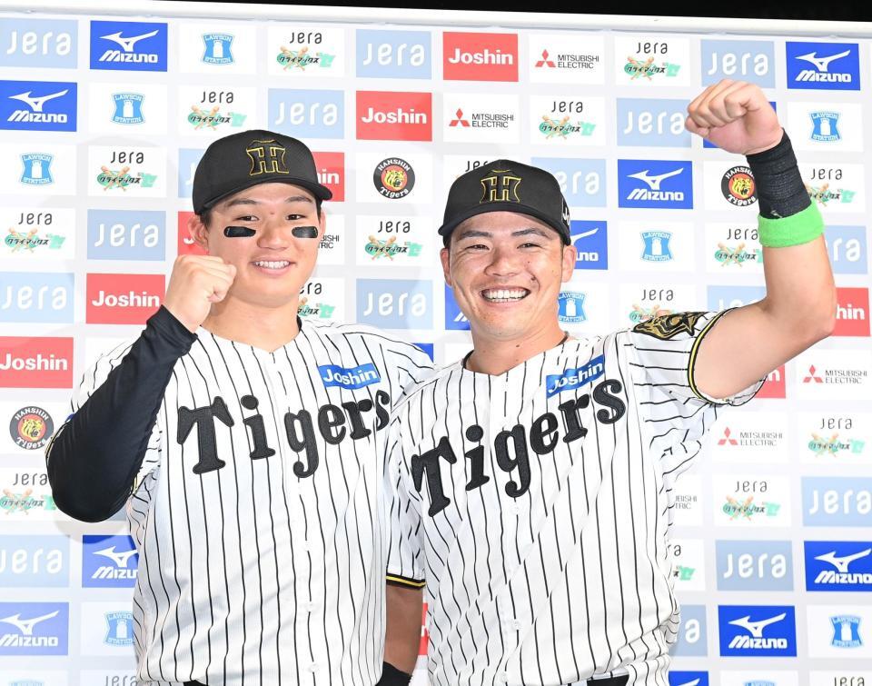 　お立ち台でポーズを決める森下（左）と小野寺（撮影・西田忠信）