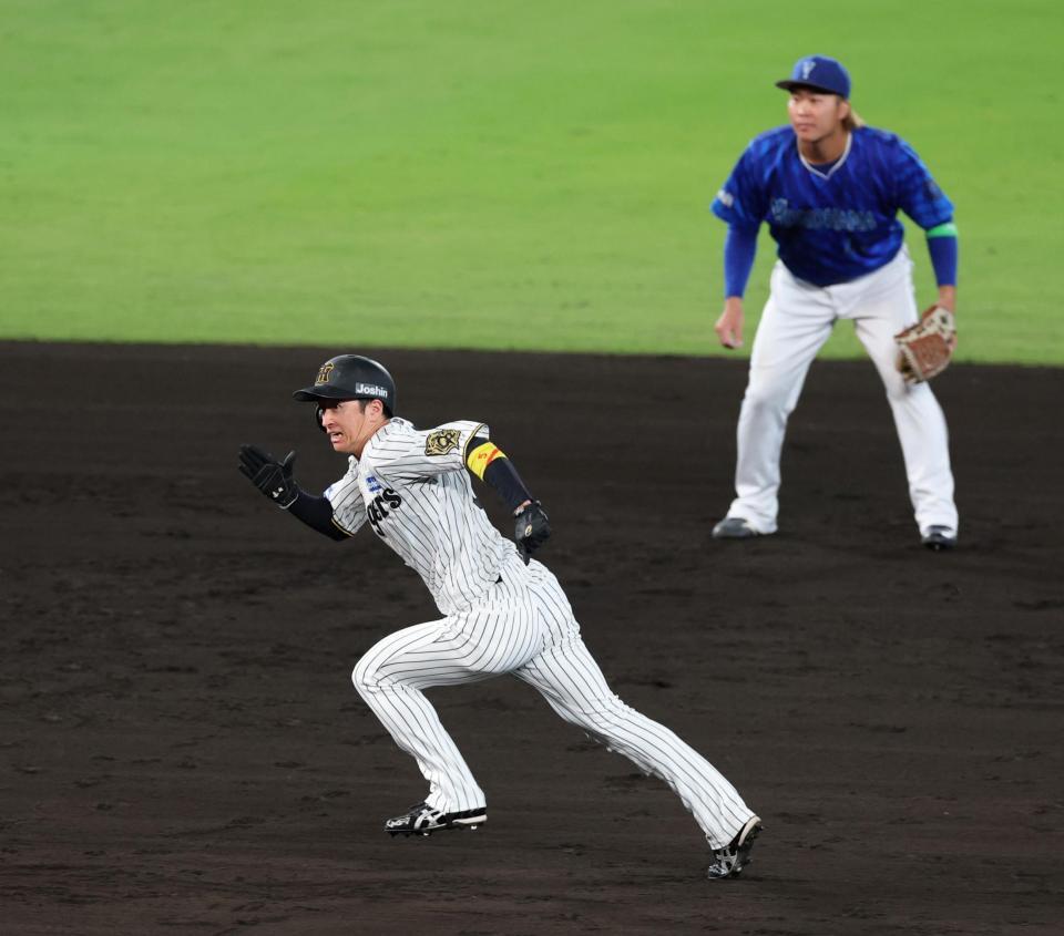 　６回、三塁盗塁を決める近本（撮影・山口登）