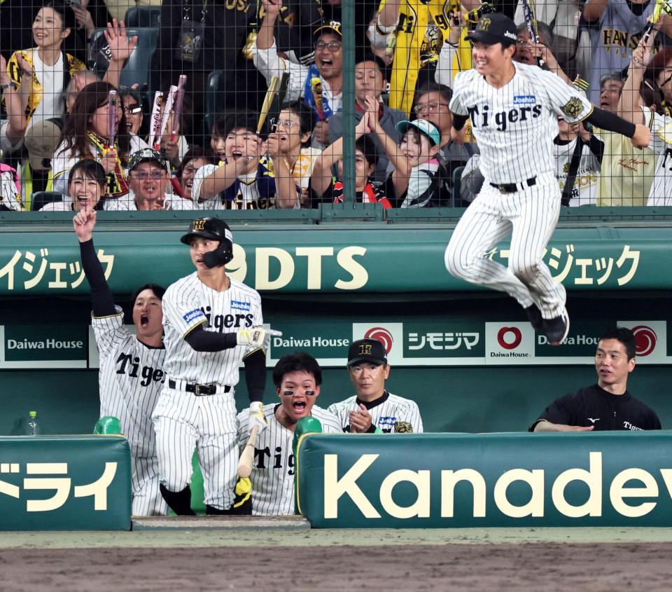 　６回、小野寺が適時打を放ち、ベンチで歓喜する（左から）近本、森下ら。右は中川（撮影・田中太一）