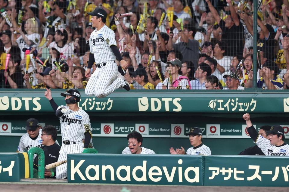 　６回、小野寺が適時打を放ち、喜ぶ森下（中央左）ら＝（撮影・北村雅宏）